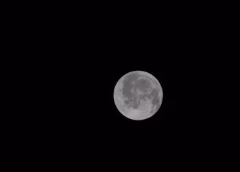 El inodoro Artemis II vuelve a funcionar mal cuando los astronautas aceleran hacia la luna para batir el récord del Apolo 13