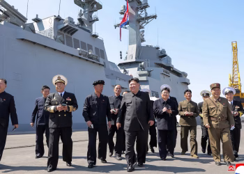 El líder norcoreano supervisa las pruebas de misiles desde su destructor naval