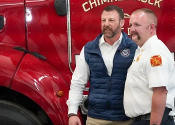 El nuevo jefe del DHS, Markwayne Mullin, visita la ciudad devastada por el huracán Helene y promete reformas a FEMA