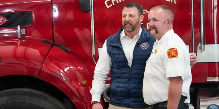 El nuevo jefe del DHS, Markwayne Mullin, visita la ciudad devastada por el huracán Helene y promete reformas a FEMA