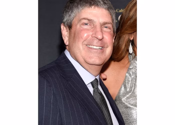 El presidente de Paramount, Jeff Shell, renuncia a su cargo en medio de una batalla legal