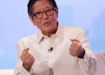 El presidente filipino, Marcos, desmiente los rumores sobre su salud con saltos de tijera