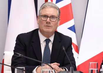 El primer ministro británico se enfrenta a legisladores enojados por el nombramiento de Mandelson como embajador