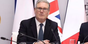 El primer ministro británico se enfrenta a legisladores enojados por el nombramiento de Mandelson como embajador