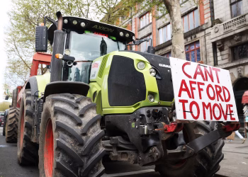 El primer ministro irlandés anuncia recortes de impuestos sobre el combustible para detener las protestas por el aumento de los precios de los surtidores
