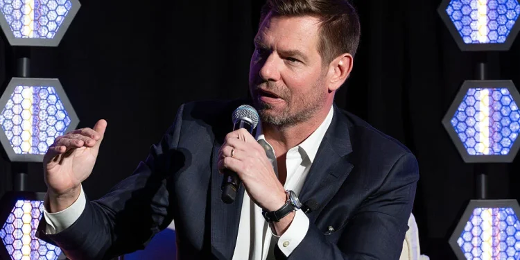 El representante demócrata Eric Swalwell niega haber agredido sexualmente a un ex empleado