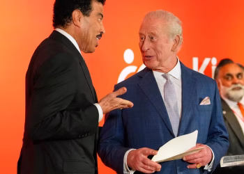 El rey Carlos III impulsa su recaudación de fondos benéficos con su primera aparición en la gala acompañado por Lionel Richie