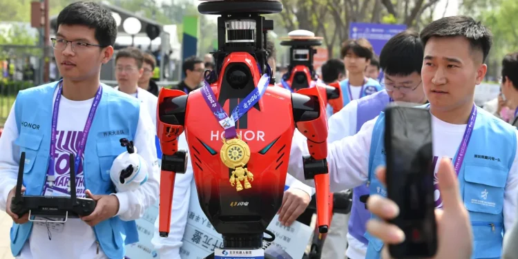 El robot humanoide 'Lightning' bate el récord de media maratón