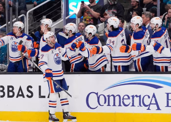 El triplete de Connor McDavid lleva a los Oilers a una victoria de 5-2 sobre los Sharks