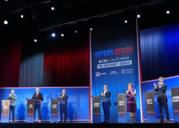 En el concurrido debate para gobernador de California, los demócratas se ponen a la ofensiva mientras los republicanos culpan a los titulares