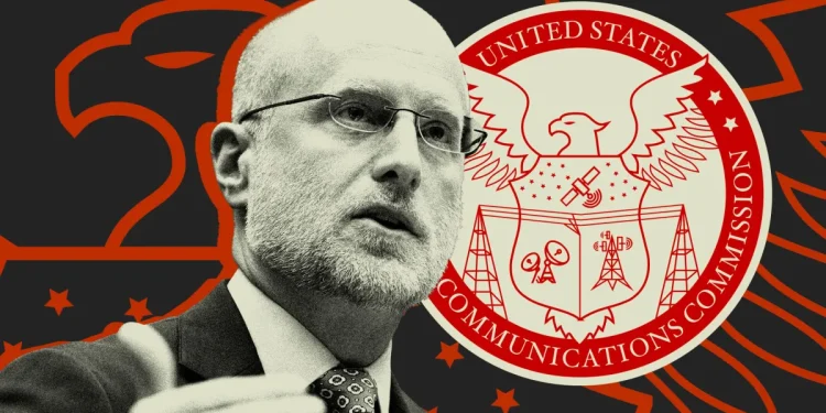 La FCC persigue las licencias de transmisión de las estaciones ABC propiedad de Disney Ex funcionarios de la FCC quieren forzar una votación sobre el "arma" que Brendan Carr ha invocado contra las emisoras