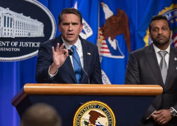 Exfiscales federales ven fallas legales en la acusación del Departamento de Justicia contra el Southern Poverty Law Center