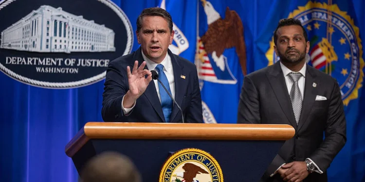 Exfiscales federales ven fallas legales en la acusación del Departamento de Justicia contra el Southern Poverty Law Center Exfiscales federales ven fallas legales en la acusación del Departamento de Justicia contra el Southern Poverty Law Center