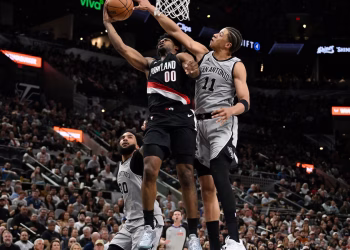 Fox anota 25 puntos para llevar a los Spurs a superar a los Trail Blazers 112-101