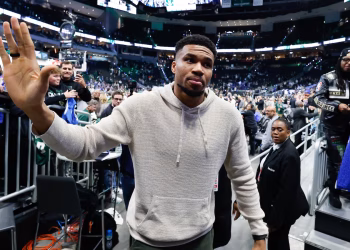 Giannis Antetokounmpo califica de "irrespetuoso" que los Bucks lo enviaran a la banca en las últimas semanas de la temporada
