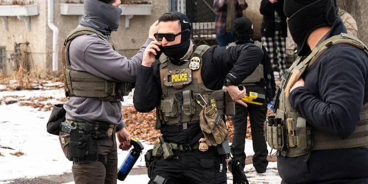 ICE detuvo a menos personas no criminales desde la represión en Minnesota, lo que provocó una disminución en la población detenida, según muestran los datos