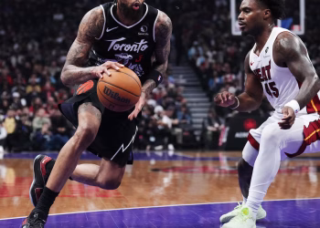 Ingram anota 38, el máximo de la temporada, los Raptors se acercan a un puesto en los playoffs al vencer al Heat en caída libre 128-114