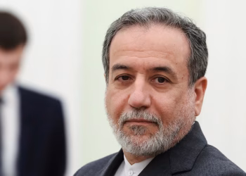 Irán ofrece reabrir el Estrecho de Ormuz si Estados Unidos levanta su bloqueo y termina la guerra, dicen funcionarios