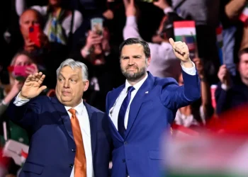 JD Vance elogia al líder húngaro Viktor Orbán y acusa a la UE de influir en las próximas elecciones