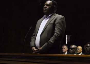 Jefe de policía de Sudáfrica comparece ante el tribunal por presunto contrato ilegal de 21 millones de dólares