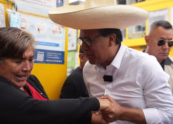 Jefe electoral de Perú renuncia por problemas logísticos en contienda presidencial muy disputada