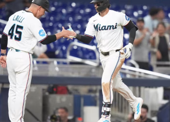 Jonrones de Conine y Norby llevan a los Marlins a una victoria de 7-4 sobre los Rojos