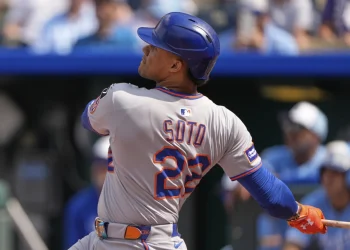 Devastador impacto sin recompensa: Soto despierta, pero los Mets caen ante los Cardinals en extras
