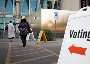 Juez desestima demanda de la administración Trump que buscaba acceso a datos de votantes de Arizona