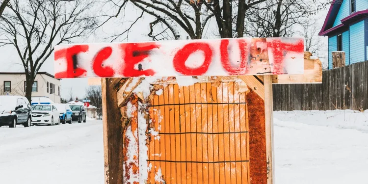 Juez dictamina que la administración Trump violó la Primera Enmienda en la lucha contra el rastreo de ICE
