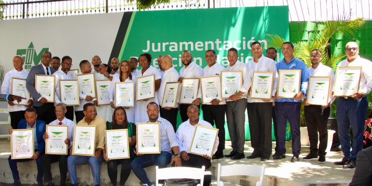 Juramentan nueva dirección de Fuerza Magisterial y anuncian que saldrán centro por centro a organizar simpatías Juramentan nueva dirección de Fuerza Magisterial y anuncian que saldrán centro por centro a organizar simpatías
