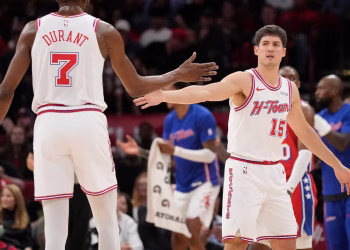 Kevin Durant anota 29 y los Rockets vencieron a los 76ers 113-102 para su octava victoria consecutiva