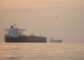 La Armada de Estados Unidos incauta un barco con bandera iraní cerca del Estrecho de Ormuz y Teherán promete una respuesta rápida