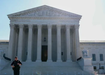 La Corte Suprema escucha argumentos sobre la revocación de las protecciones de deportación para sirios y haitianos