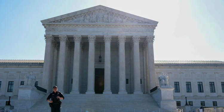 La Corte Suprema escucha argumentos sobre la revocación de las protecciones de deportación para sirios y haitianos La Corte Suprema escucha argumentos sobre la revocación de las protecciones de deportación para sirios y haitianos
