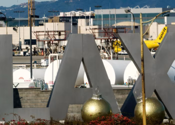 La FAA investiga un accidente en la calle de rodaje de LAX apenas unas semanas después del accidente en la pista de LaGuardia