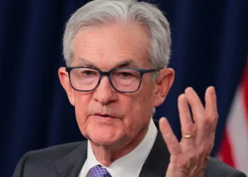La Fed mantiene estables las tasas de interés por tercera reunión consecutiva, mientras Powell promete permanecer como gobernador