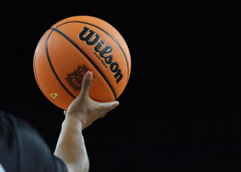 La NCAA insta a estudiar un cambio que iniciaría la elegibilidad en la graduación de la secundaria o a los 19 años