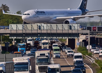 La aerolínea Lufthansa recorta 20.000 vuelos mientras la guerra reduce los precios y los suministros del combustible