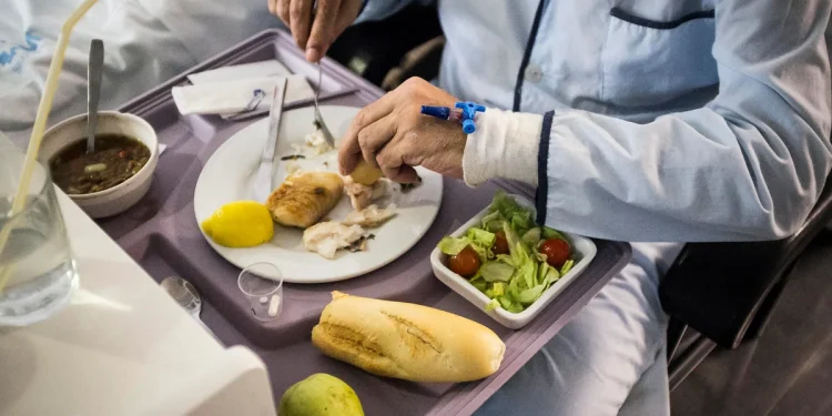 La agenda de alimentación saludable de RFK Jr. alerta a los hospitales sobre las comidas de los pacientes