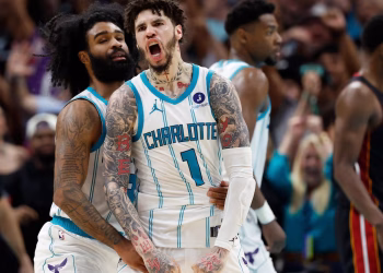 La bandeja de LaMelo Ball y el bloqueo de Miles Bridges en el timbre le dan a los Hornets la victoria por 127-126 sobre el Heat en el play-in