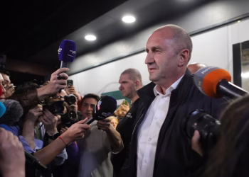 La coalición de centroizquierda del ex presidente Radev ganará las elecciones en Bulgaria, según una encuesta a pie de urna