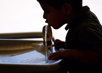 La guerra con Irán hace que algunas empresas de agua de EE. UU. se enfrenten a una escasez de fluoruro