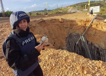 La periodista libanesa Amal Khalil muere en un ataque israelí contra una casa donde se refugiaba, dice un periódico