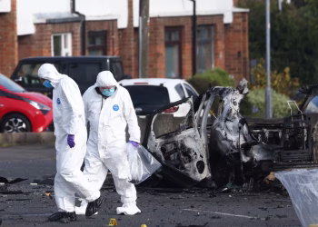 La policía de Irlanda del Norte declara alerta de seguridad tras los informes sobre la explosión de un coche bomba
