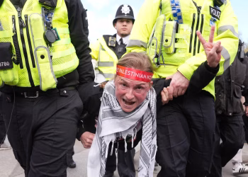 La policía de Londres arresta a más de 200 personas en una protesta que apoyaba al grupo prohibido Acción Palestina