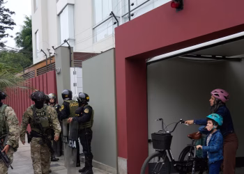 La policía peruana allana la casa del exjefe electoral mientras la escasez de votos desencadena una investigación cada vez más amplia