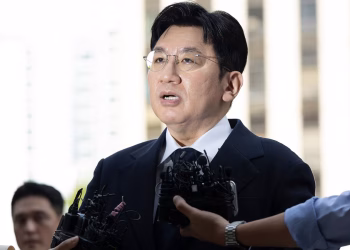 La policía surcoreana busca arrestar al magnate del K-pop detrás de BTS