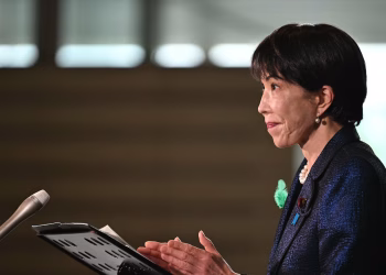 La primera ministra de Japón lanza un panel para revisar las políticas de defensa de su país a medida que aumentan las amenazas