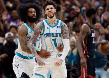 LaMelo Ball golpea dos veces a la mascota del equipo, Hugo, después de que los Hornets eliminaran al Heat del torneo de entrada