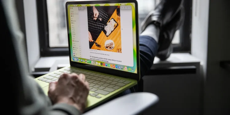 Las 9 mejores formas de proteger, personalizar y personalizar tu MacBook Neo